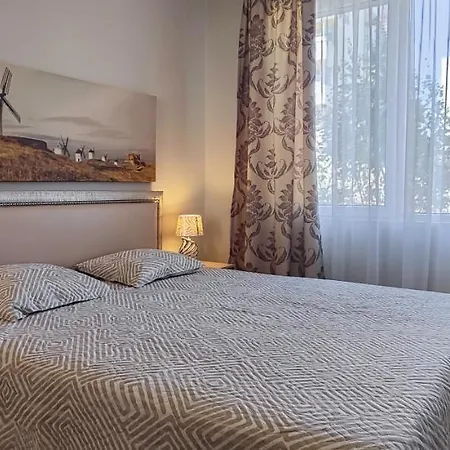 Admiral Plaza Apartment *