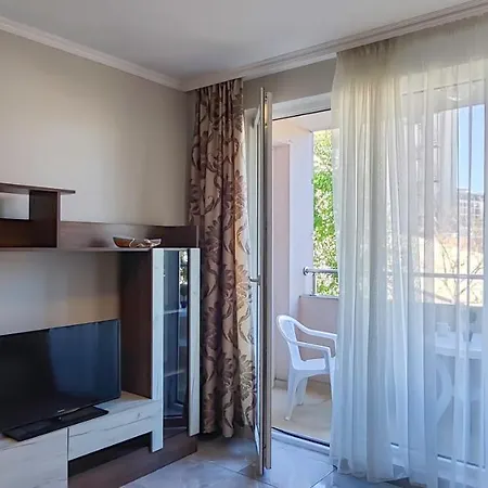 Admiral Plaza Apartment *
