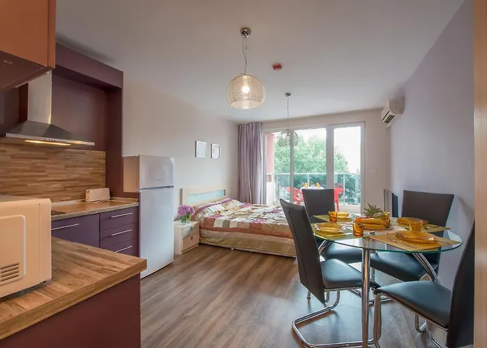 Admiral Plaza Apartment *