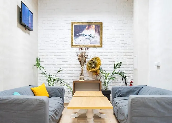 Admiral Plaza Apartment *